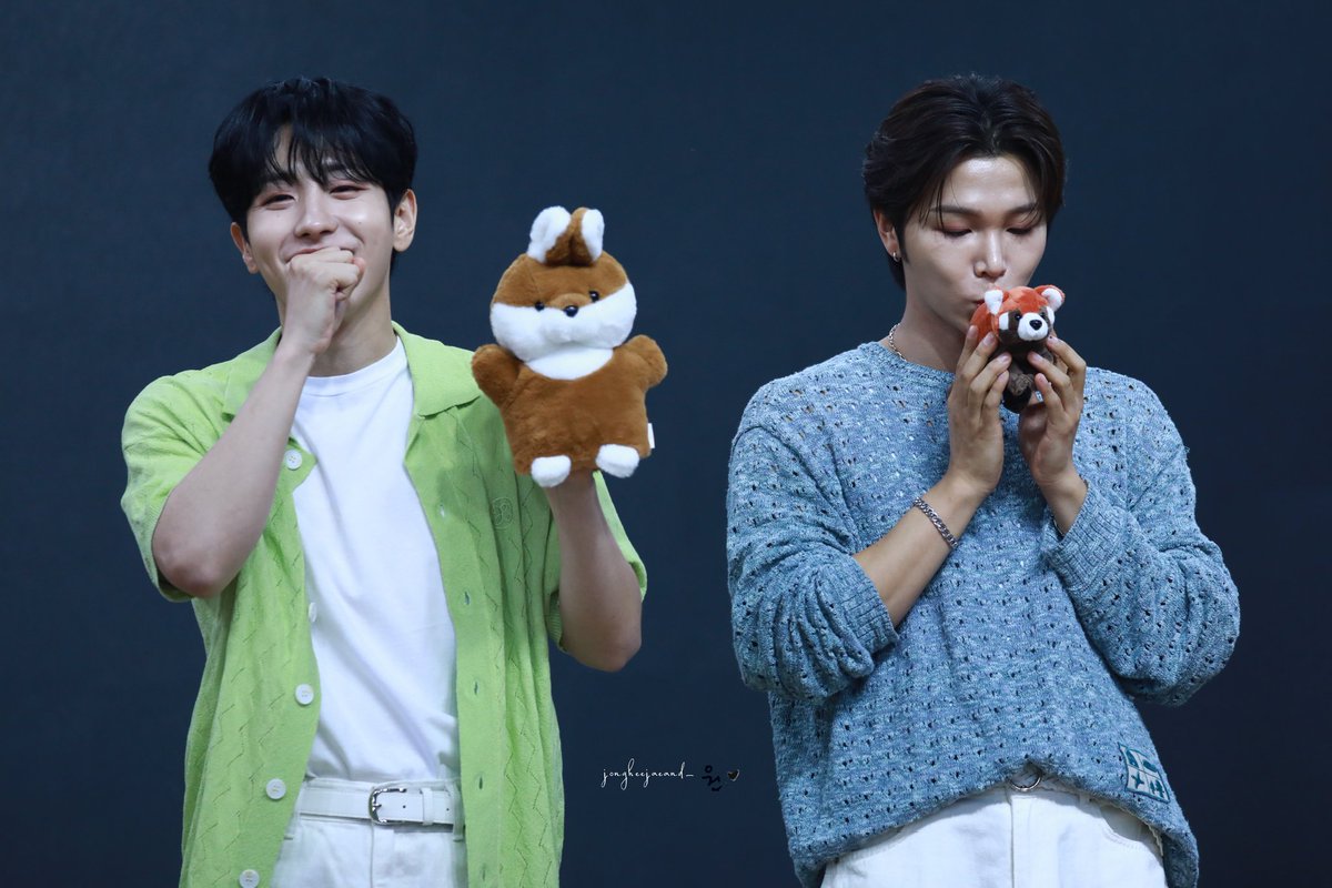 jongheejaeand_'s tweet photo. 240706
SEVENUS 메이크스타 대면 팬사인회
謝謝你們和玩偶們玩得這麼開心💕
#SEVENUS #세븐어스 
#희재 #이레 #종희 
#HEEJAE #IREAH  #熙宰 #鐘熙
@heeeeeejae94
@ireahand_ https://t.co/D2bd1JUexw