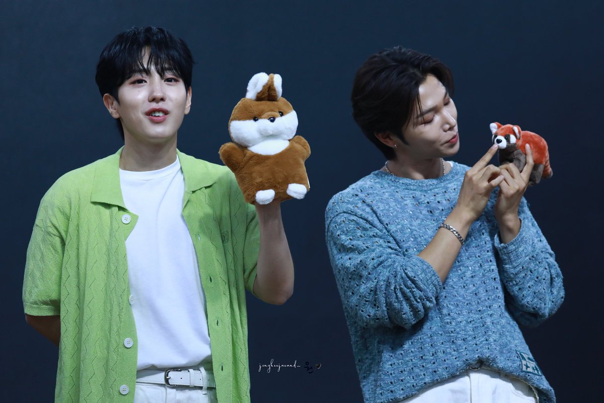 jongheejaeand_'s tweet photo. 240706
SEVENUS 메이크스타 대면 팬사인회
謝謝你們和玩偶們玩得這麼開心💕
#SEVENUS #세븐어스 
#희재 #이레 #종희 
#HEEJAE #IREAH  #熙宰 #鐘熙
@heeeeeejae94
@ireahand_ https://t.co/D2bd1JUexw