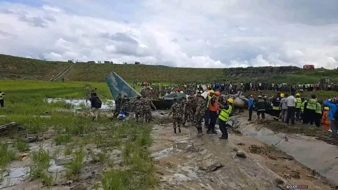 NIMEZ__'s tweet photo. 🚨WATCH :Moments before Plane crashes at the Tribhuvan International Airport in Nepal's Kathmandu.

▪︎19 people were on board.
▪︎Highly unfortunate Incident.

#kathmandu #nepali #nepalnow https://t.co/8UagEyQaO2