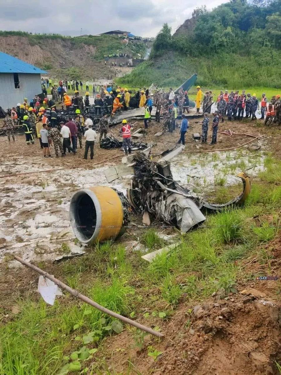 NIMEZ__'s tweet photo. 🚨WATCH :Moments before Plane crashes at the Tribhuvan International Airport in Nepal's Kathmandu.

▪︎19 people were on board.
▪︎Highly unfortunate Incident.

#kathmandu #nepali #nepalnow https://t.co/8UagEyQaO2
