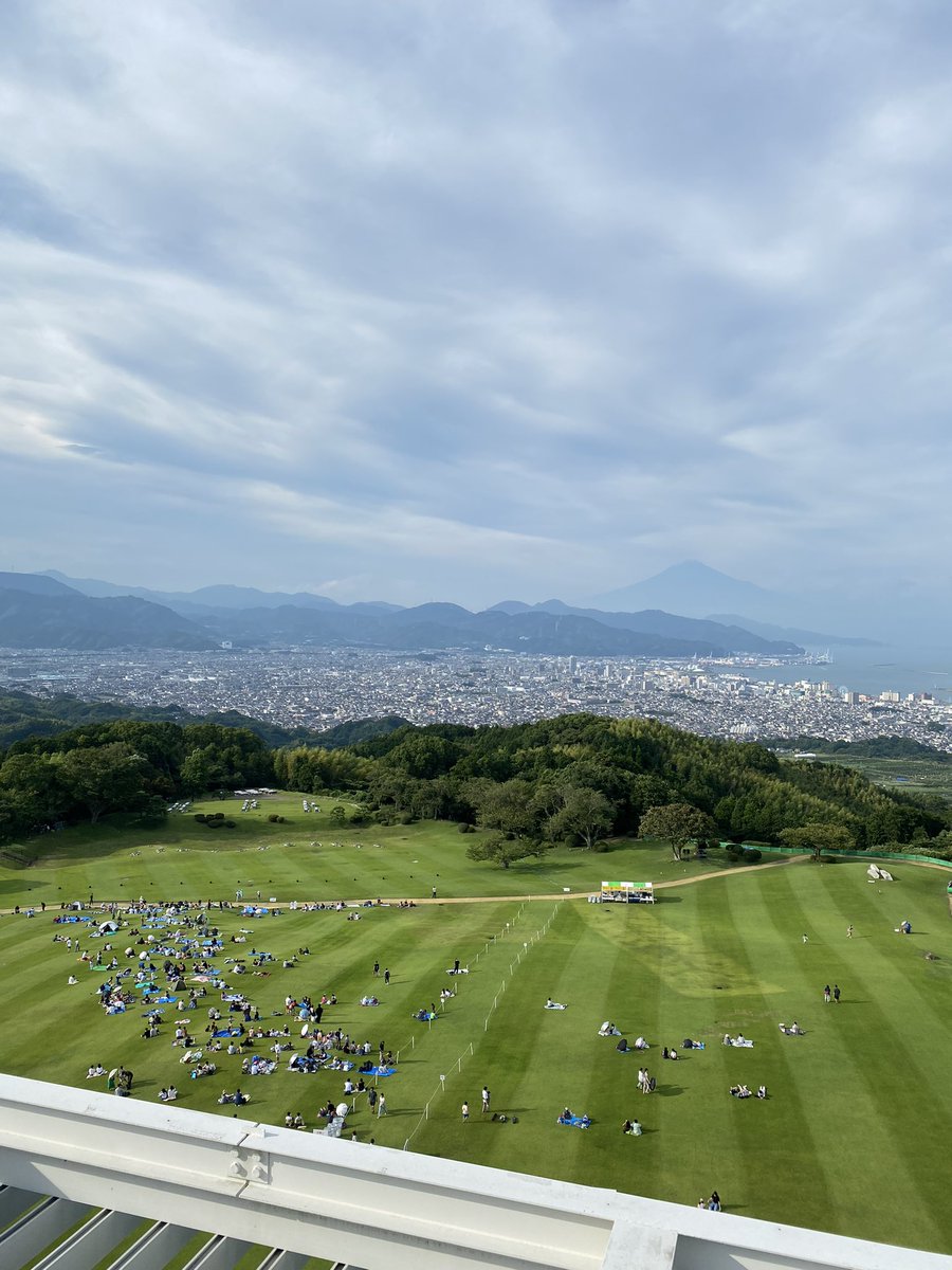 nippondaira's tweet image. 【日本平まつりの様子🌻】

◎16：30分頃
続々とご来場いただいております☺️
清水の街並みの先には富士山が！🗻✨

⚠️本日は静岡市内で38.8℃を観測し、全国一の暑さとなっています。（気象庁14:00時点）
熱中症警戒アラートも発表中ですので、こまめな水分補給をお願いいたします🥤