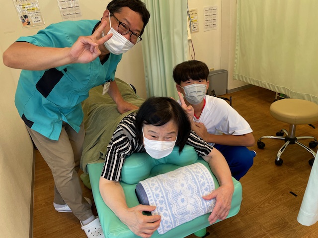 ichinoseikotuin's tweet photo. 通院していただいている患者様のお孫さんが職場体験に来てくれました。
患者さまとお孫様との３ショットです！
7/23～２５日まで職場体験中です。
ずいぶん緊張しているとのことですが、色々な医療機器を体験したり、院内掃除を行ったり頑張ってくれています。
いちの整骨院 https://t.co/Z16cWEsVUV