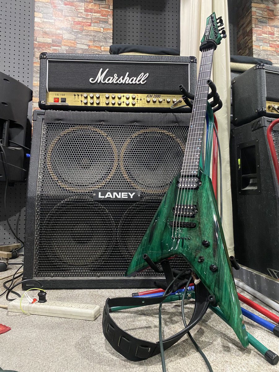 ahuredasunijiru's tweet image. Quasidiploidの1st“deconstruction”では大半を画像のkiesel ultra vでレコーディングしたんだけど、本当によく出来てる。
カラーも拘りのNOAHグリーン。（オーダー色TEAL）
最近Vシェイプの7弦探して見てたら選択肢少な過ぎるからそのうちなんか考えたい。

#kiesel #ultrav #quasidiploid