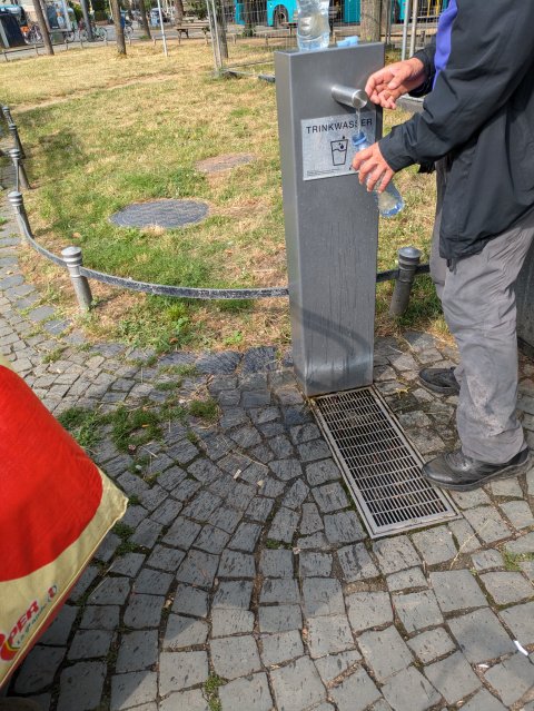 ThoOb's tweet photo. Universal basic services, ubs, sind wichtig. Hier ist es kostenloses Trinkwasser. Wohnraum, Duschen, Nahrung,  ... ? Wann gibt es die nächsten Angebote.

Bedingungsloses #Grundeinkommen 
#Grundrechte achten ..
Direkte #Demokratie https://t.co/IBp20D2Wtg