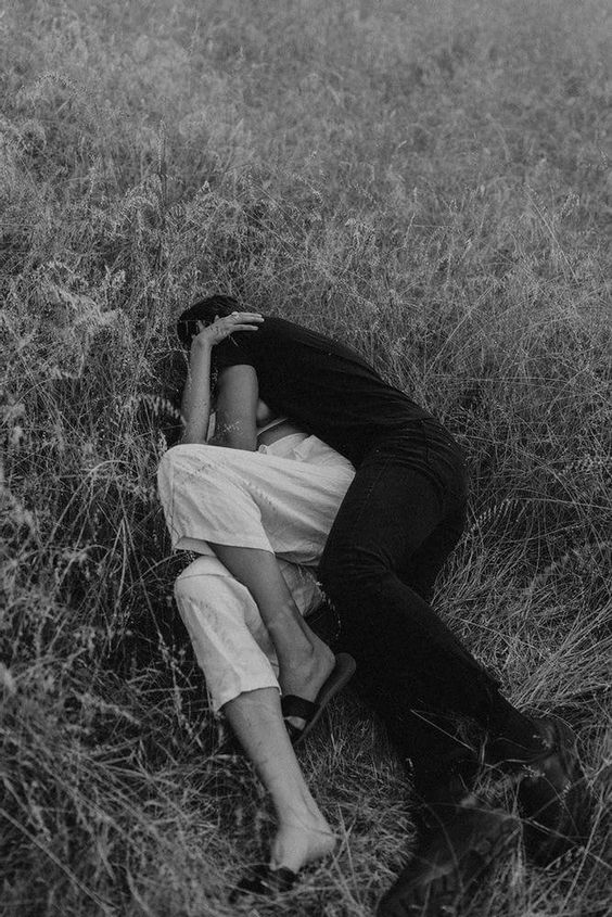 SamaelOrmesson's tweet image. ton souvenir persiste
je revois ton corps
étendu sur le gazon,
les échos de nos rires,
la douceur de nos baisers
me hante encore,
ton parfum semble
imprégner ma peau,
le son de ta voix 
résonne toujours
à mes oreilles,
tes chuchotements 
continuent de me parler

#Ombres #Douce…