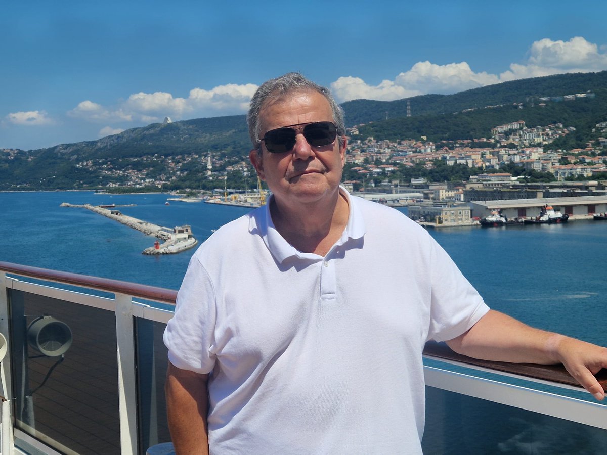 cpnleramprunya's tweet photo. Voleu conèixer el protagonista del mes del Voluntariat per la llengua? El Miquel, voluntari de #Viladecans del VxL virtual, diu que aquestes xerrades lingüístiques són intercanvis culturals que beneficien tant el voluntari com l’aprenent. 
👉 https://t.co/foHWDqENRc https://t.co/1e0uWfc1Xz