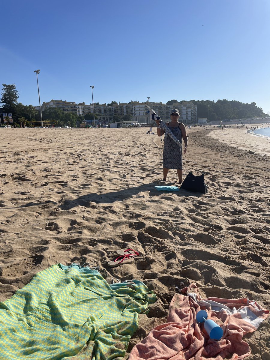 tbperdigao's tweet photo. Segundo dia em que com a praia vazia uma alminha se vem plantar a menos de 2 metros. 
(e sim, o guarda-sol dela faz-me sombra, estou a pensar em ficar mais um bocadinho…)
#pessoasaserempessoas https://t.co/l1lcl33mzI
