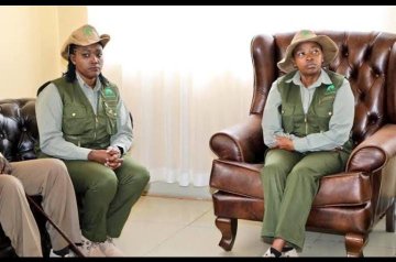 Bwibo19981's tweet photo. Co-wives in same suites😂body language says it all.. https://t.co/pkpeVK1wzH