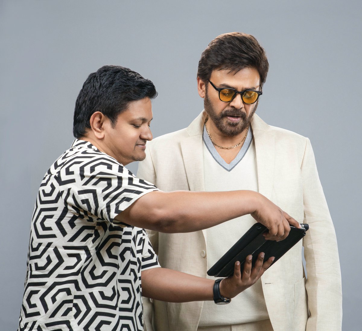bnaveenkalyan1's tweet photo. New Ad Campaign with Venkatesh garu.
Agency: RJ Media
photo shoot: @bnaveenkalyan1
#Venkatesh #charanparupalli #RJMediaAgency #RJMedia https://t.co/SFQcrp9ot2