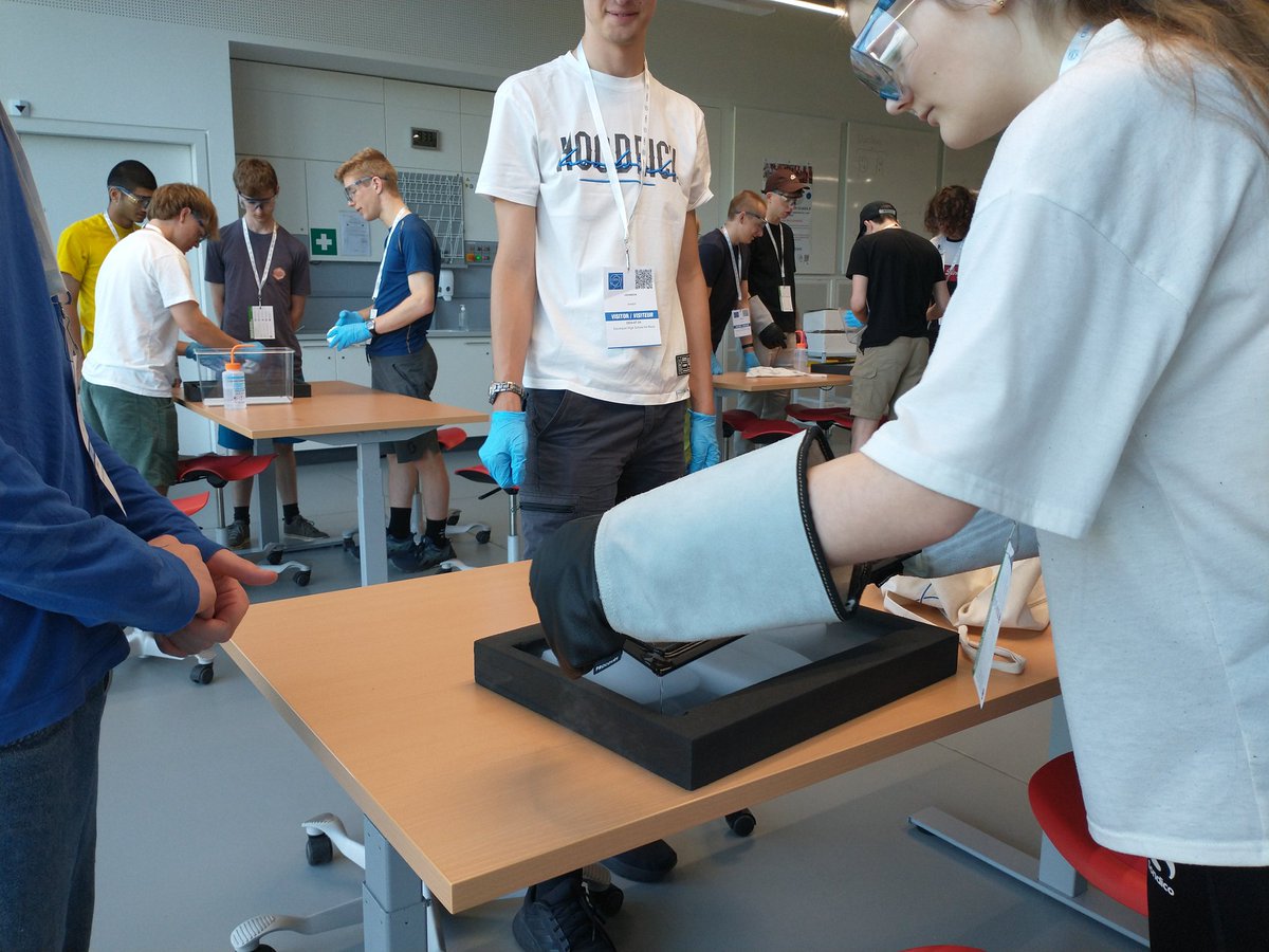 #CERNsciencegateway lab workshop students from <a href="/DHSBoys/">DHSBoys</a> building cloud-chamber particle detectors and observing particle tracks.