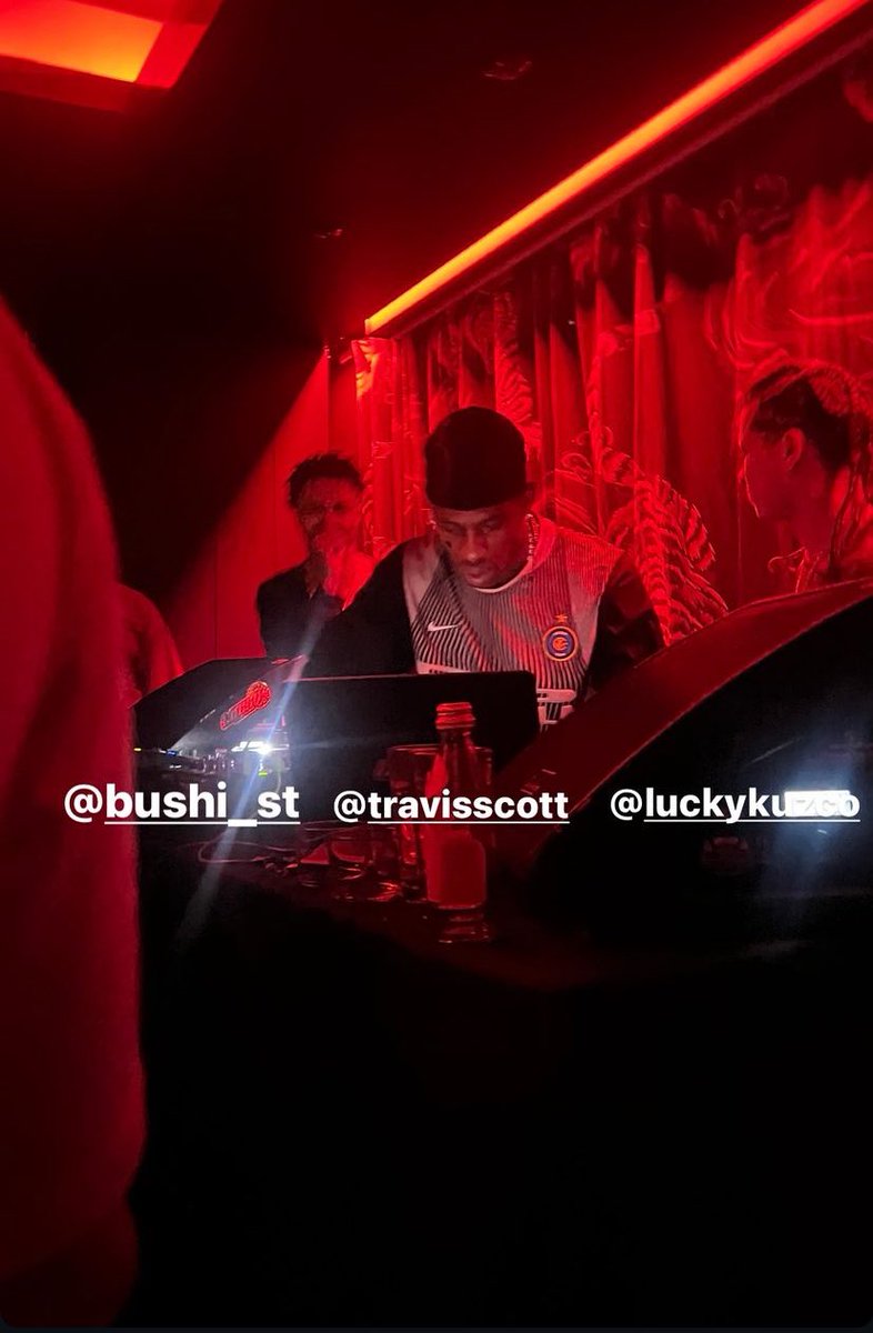 🚨 BUSHI X TRAVIS SCOTT !

Les deux artistes étaient ensemble cette nuit à Milan, notamment accompagné de Lucky Kuzco &amp; Oggizery Los ! 

Incroyable ! 😭
