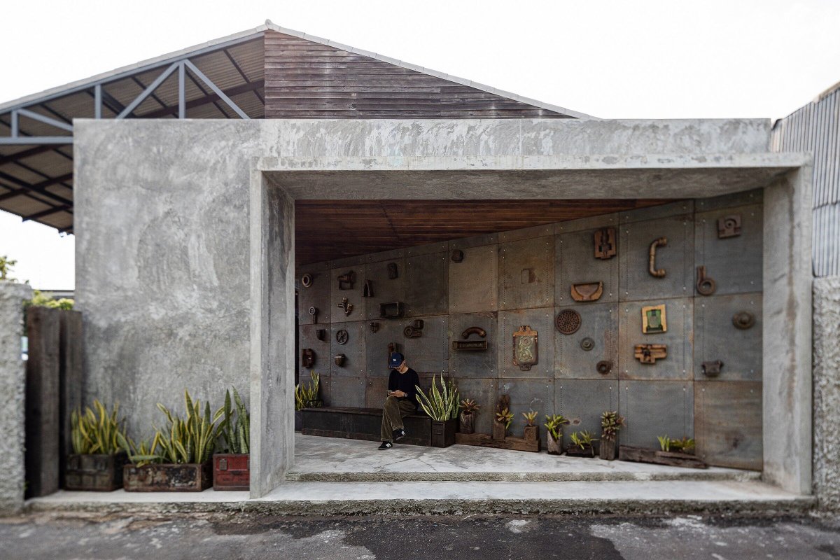 Archello's tweet photo. Weng's Factory, transformed by Architect Nonsense, evolves from a wooden lathe factory into a co-working space with a coffee shop, meeting areas, and timber workshops.
https://t.co/t5Sq6T1ihN
#ArchitecturalTransformation #SustainableDesign #CommunitySpace https://t.co/VyssYARfFT
