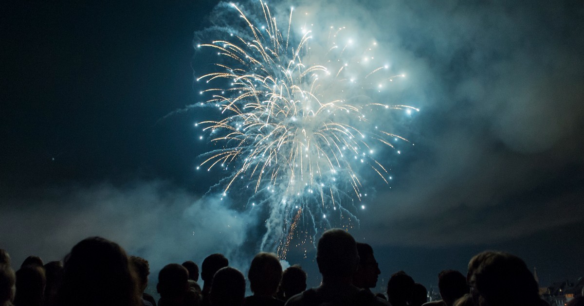 Am 1. August werden #Raketen und #Böller abgebrannt – was nicht nur leuchtende Akzente am Himmel setzt. #Feuerwerk verursacht auch #Lärm und belastet die #Luft mit #Schadstoffen. 👉bafu.admin.ch/bafu/de/home/t… 

Foto: Markus Forte