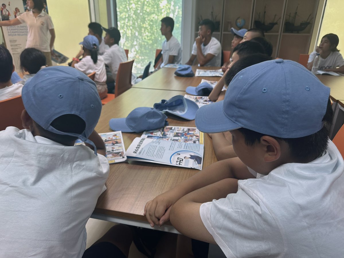 FundacionEcomar's tweet photo. ¡Día en el @Museo_Naval!
Estudiantes del proyecto de la Fundación Samaranch asistieron a la Master Class Azul de @TZabell  Aprendieron sobre reciclaje y disfrutaron de una visita guiada inolvidable.
Cultura y sostenibilidad, de la mano. 
#somosazules #cultura #sostenibilidad https://t.co/qm0LvH0ryw
