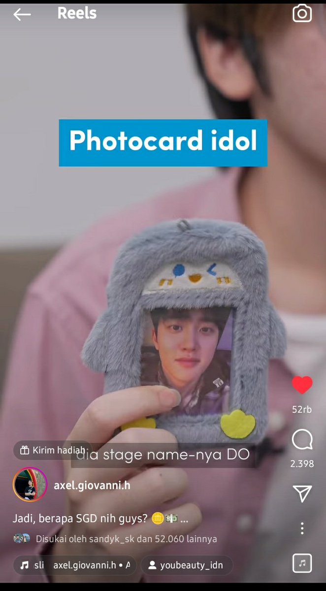 Viechansoo's tweet photo. Ternyata Axel fansnya Kyungsoo. Lucu banget dalam tasnya bawa photocard Kyungsoo 😭😭😭😭😭😭😭 https://t.co/9VAF8K5tUX