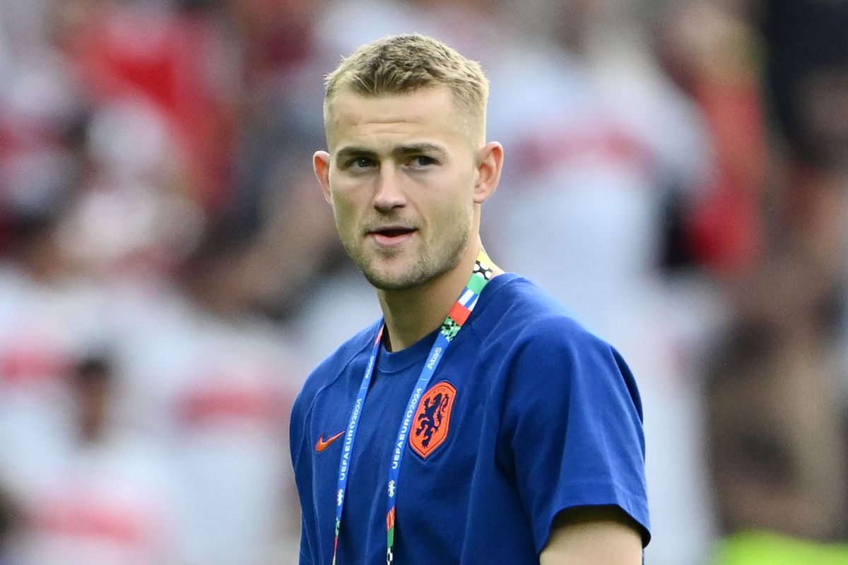 UnitedStandMUFC's tweet photo. 🚨 Bayern want €50 million for Matthijs de Ligt, but #mufc want to pay ass-ons as part of the structure, not €50 million guaranteed. De Ligt is still waiting on the move. [@FabrizioRomano] https://t.co/DiGlKaXSg1
