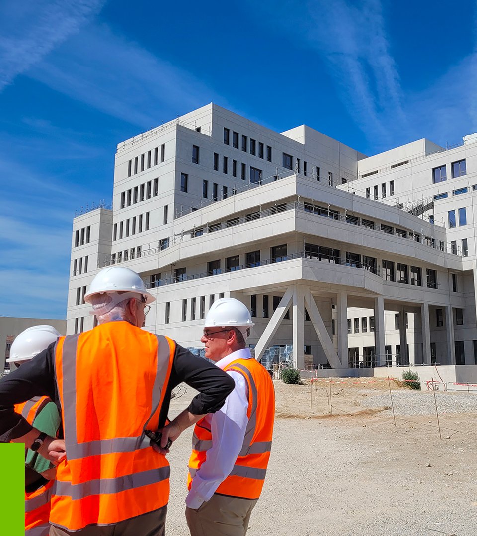 Bouygues_Immo's tweet photo. A l’occasion d’un déplacement à @marseille, nous avons eu le plaisir d’accueillir @XPiechaczyk, Président du Directoire de @rte_france, venu constater l’avancée des travaux du futur siège de la direction Méditerranée, au cœur de notre écoquartier, dans la ZAC littorale d’@Euromed_MRS. 🤝

Accompagné de @GillesOdone, délégué régional @RTE_med et de Rachid BOURUISS, directeur du projet immobilier de ce nouveau siège, le Président a découvert les futurs espaces de travail des 500 collaborateurs régionaux qui intégreront le bâtiment fin 2025. 

Épaulées par une maitrise d’œuvre pluridisciplinaire, nos équipes et celles de @LinkCity réalisent ici, pour le compte de RTE, un immeuble de bureaux emblématique. Guidée par les équipes @BouyguesBat_SE, en charge de la réalisation du chantier, la délégation a visité quelques-uns des 7 niveaux qui composent ce bâtiment, dont le Gros Œuvre s’est achevé il y a plusieurs mois déjà et dont les espaces intérieurs commencent à prendre forme avec les travaux des corps d’états secondaires qui battent leur plein. 

L’occasion aussi pour Xavier Piechaczyk d’échanger avec les équipes de Linkcity et Bouygues Immobilier sur les évolutions du quartier Les Fabriques, les infrastructures en cours de travaux qui vont contribuer à la mutation de la ZAC et le développement des futurs îlots voisins. 

Prochaine étape majeure, les premières mises à disposition anticipées début 2025, pour préparer l’arrivée des collaborateurs à la fin de cette même année.

🤝 VINCENT LAVERGNE ARCHITECTURE URBANISME, @Groupe_Kardham , @socotec_france, #3iA, #CCE Ingénierie, #LasaAcoustique, @Pepin_Paysages, #UrbanEra, l'aménageur de Bouygues Immobilier.