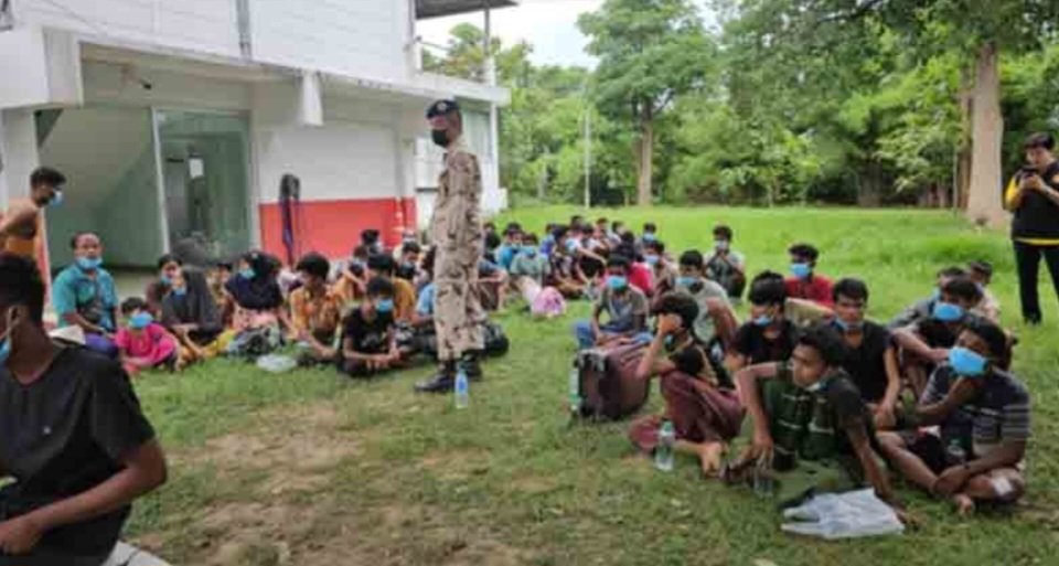 KhaosodEnglish's tweet photo. (1/2) 84 Myanmar national were arrested in Phetchaburi province behind a rural house Tues for illegally entering #Thailand. The group, 73 men, 9 women &amp; 2 children, said they paid bettwen 50-60K bt each to be smuggled through Thailand to find work in Malaysia. #Myanmar #Malaysia https://t.co/iXHgWZX85a
