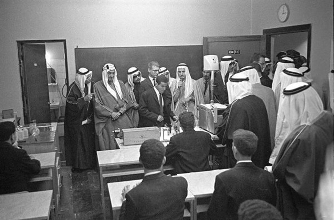 LogFri's tweet image. افتتاح جامعة البترول والمعادن #KFUPM قبل 60 عام في تاريخ 9 فبراير 1963 ويظهر في الصورة أمير البحرين وأمير قطر

خرجت الجامعة أول دفعة من الطلاب عام 1971