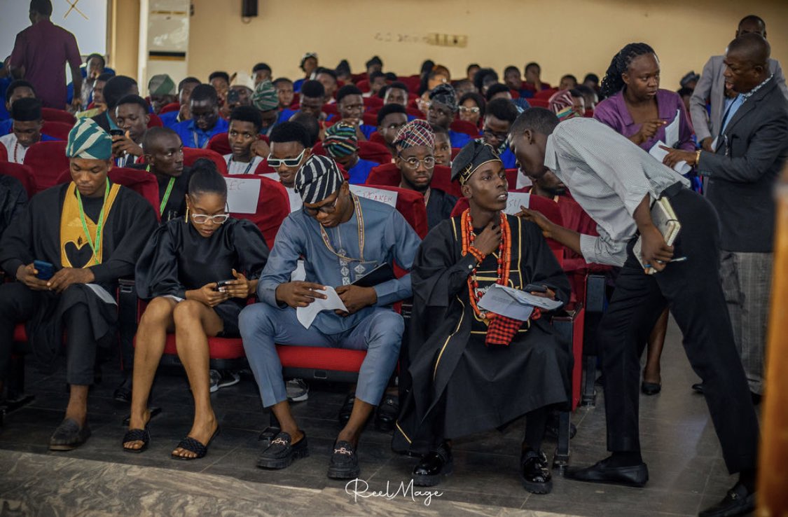_Ro_bor_'s tweet photo. Honored to have sworn my oath as the 40th Futa Student Union Welfare Director with my fellow executives on 22nd July 2024. Ready to champion student well-being and create positive change. #FUTA #StudentUnion #WelfareDirector #Welfareservantleader #Futasu https://t.co/2vYWPaUEtu