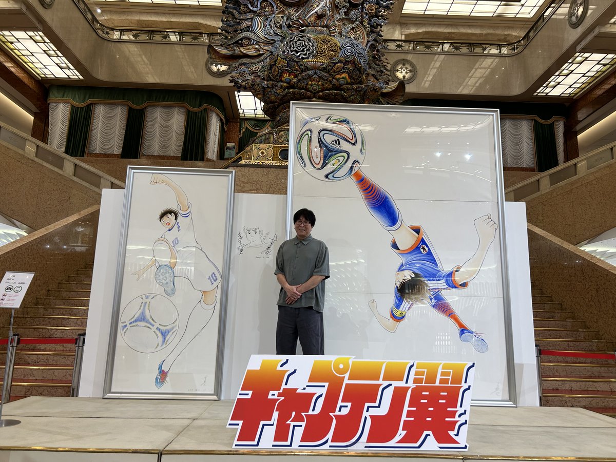 captsuba_genga's tweet photo. 【#キャプテン翼原画展 ～FINAL そして未来へ！～】
本日より開催🎊🎊

日本橋三越本店本館1階中央ホールの第2会場に高橋陽一先生が登場🤩
巨大原画に挟まれたスペースの壁に直筆翼くんイラストが加わりました‼️
第2会場（✨入場無料）は7月29日までの限定公開（第1会場は8月5日まで）。お見逃しなく!! https://t.co/MwBLXXtHkb