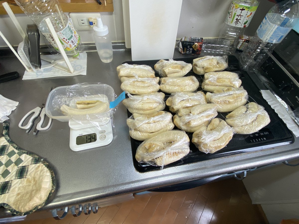 COSemon100's tweet image. 【99歳まで健康に生き隊】(生存率は2%) 昭和部隊隊長、COSぇもんです。
毎朝食べている「冷凍バナナ」300gの小分け作業が終わりました。
安売りバナナ14袋で14食分できました。
#ダイエット30kg成功 #健康オタク #フィットネス