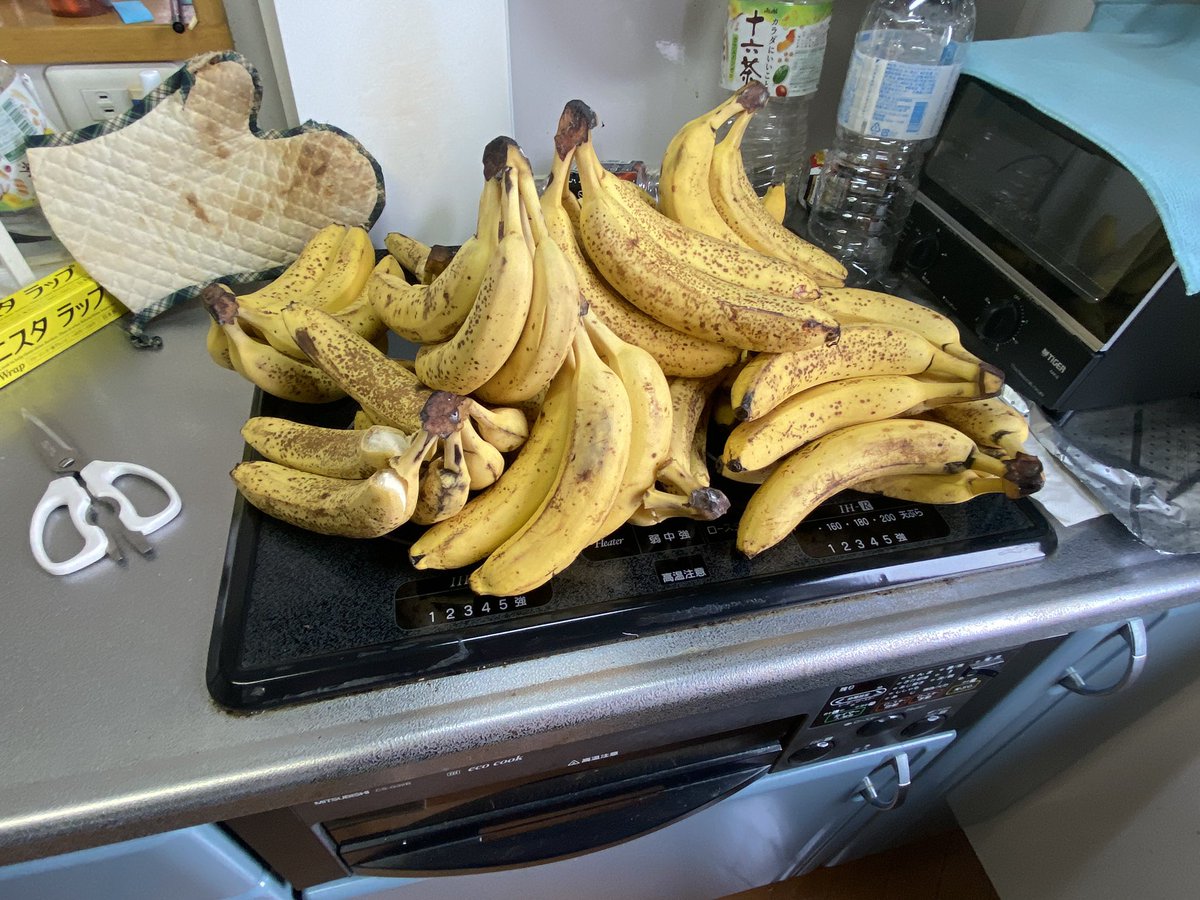 COSemon100's tweet image. 【99歳まで健康に生き隊】(生存率は2%) 昭和部隊隊長、COSぇもんです。
毎朝食べている「冷凍バナナ」300gの小分け作業が終わりました。
安売りバナナ14袋で14食分できました。
#ダイエット30kg成功 #健康オタク #フィットネス