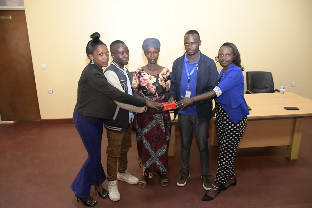 fmiubumuntu's tweet photo. Yesterday at the @GisagaraDistr Headquarters, a parent we work together with received a smartphone through the #DigitalAmbassadorProgram by #RISA. This parent, who has been trained in ICT skills, is now part of the initiative to promote the #Byikorere program, 1/2 https://t.co/H6e0Ad2Fbc