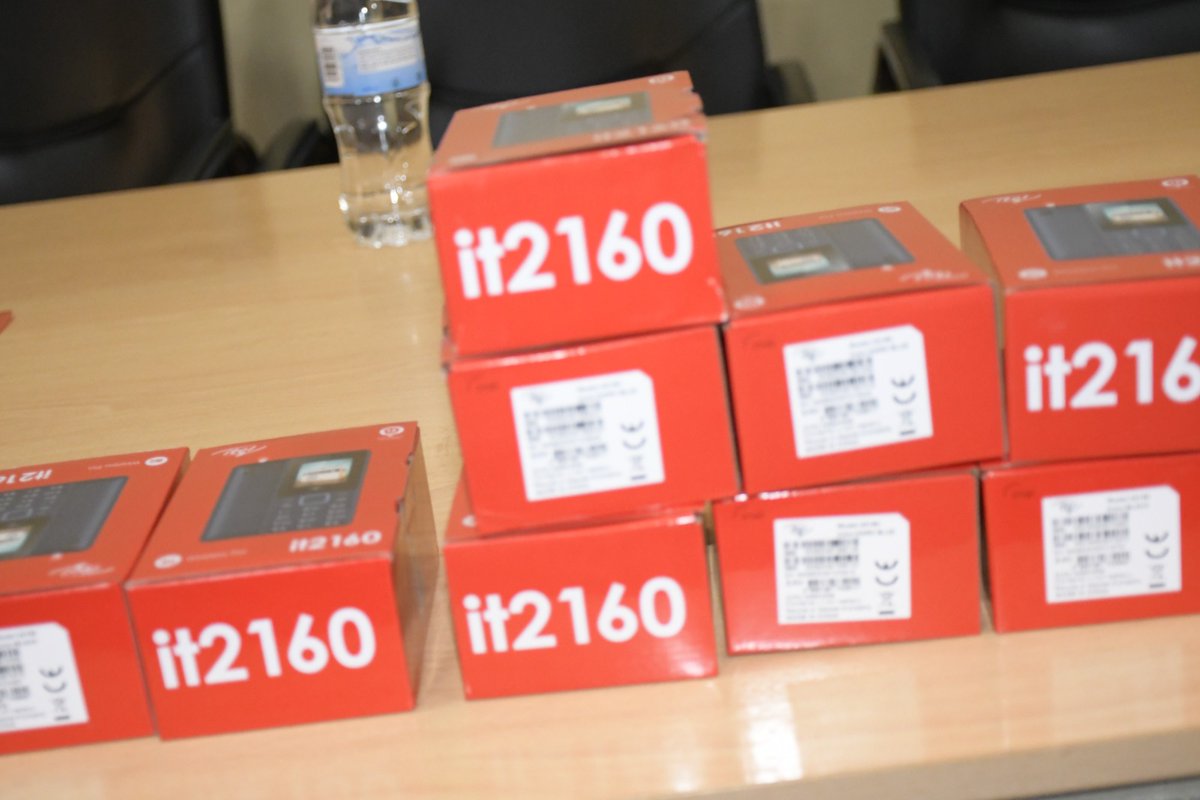 fmiubumuntu's tweet photo. Yesterday at the @GisagaraDistr Headquarters, a parent we work together with received a smartphone through the #DigitalAmbassadorProgram by #RISA. This parent, who has been trained in ICT skills, is now part of the initiative to promote the #Byikorere program, 1/2 https://t.co/H6e0Ad2Fbc