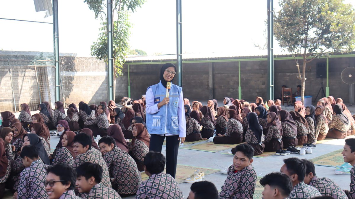 PojokBadu's tweet photo. Halo warga Badu! 👋🏻🪷

Setelah seminggu kita melaksanakan kegiatan MPLS dan PPPK, admin mau share beberapa foto-foto keseruan selama tanggal 15—19 Juli kemarin nih! 😆 https://t.co/rd75j3Betj