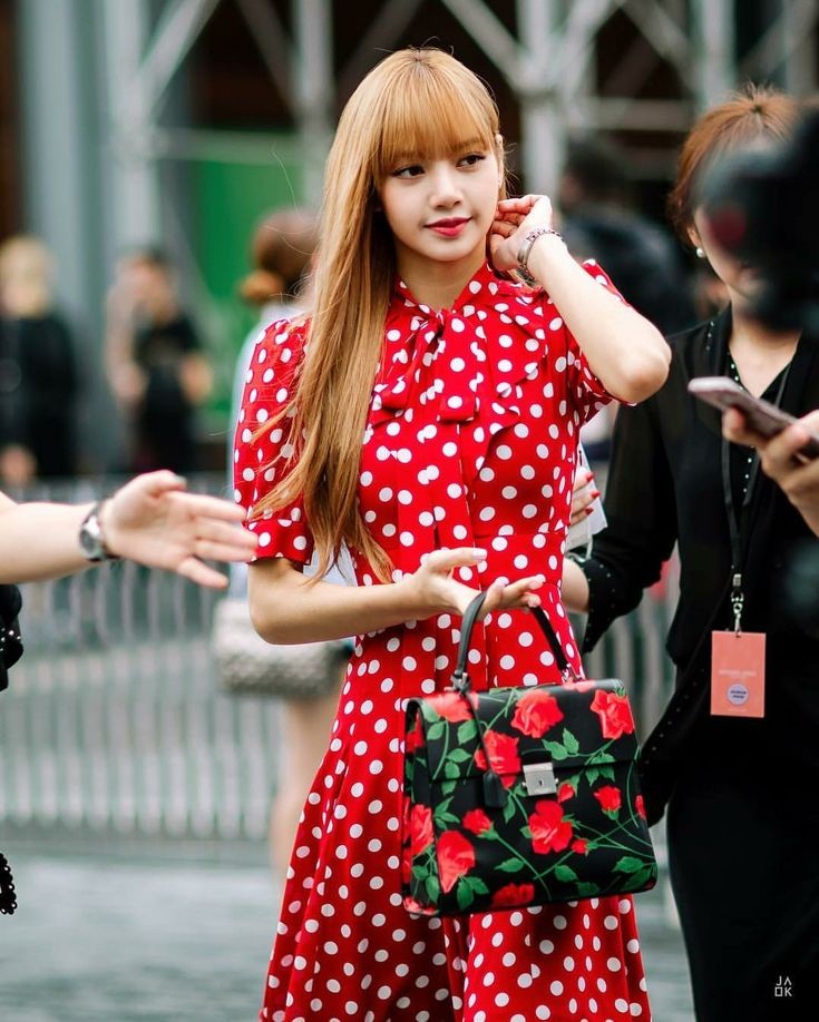 crushourliz's tweet photo. ตำนานฟชว.แรกของลิซ่า (2018)
- แบรนด์ Michael Kors 
- มีแฟนคลับ มีสื่อรุมไม่มาก 
- เป็นที่จดจำลุคผมทองเดรสแดงลายจุด
- ได้เพื่อนเป็นเจ้าหญิง และคบหากันจนทุกวันนี้
- จุดเริ่มต้นเข้าวงการแฟชั่น
- ค่ายไม่ออกค่าที่พักให้ จนคนไท���ต้องสปอนให้น้องแทน ทั้งๆที่บินไป NFW พร้อมเมมเบอร์คนอื่น https://t.co/yHNZGX6eed