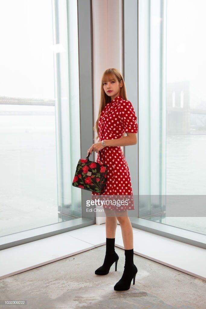crushourliz's tweet photo. ตำนานฟชว.แรกของลิซ่า (2018)
- แบรนด์ Michael Kors 
- มีแฟนคลับ มีสื่อรุมไม่มาก 
- เป็นที่จดจำลุคผมทองเดรสแดงลายจุด
- ได้เพื่อนเป็นเจ้าหญิง และคบหากันจนทุกวันนี้
- จุดเริ่มต้นเข้าวงการแฟชั่น
- ค่ายไม่ออกค่าที่พักให้ จนคนไท���ต้องสปอนให้น้องแทน ทั้งๆที่บินไป NFW พร้อมเมมเบอร์คนอื่น https://t.co/yHNZGX6eed