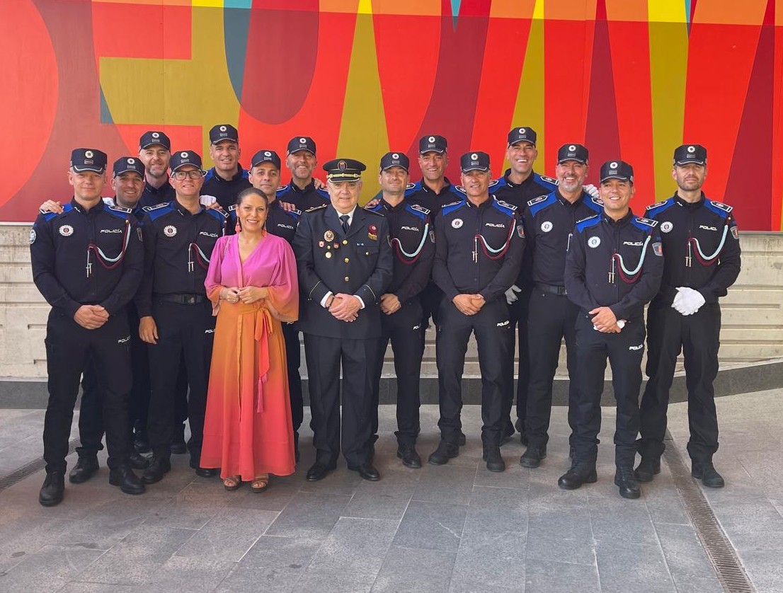 "Hoy se incorporan a la plantilla los nuevos 14 Oficiales, les damos la enhorabuena y les deseamos que sigan demostrando los grandísimos profesionales que son. Enhorabuena compañeros!!🚔🚔🚨