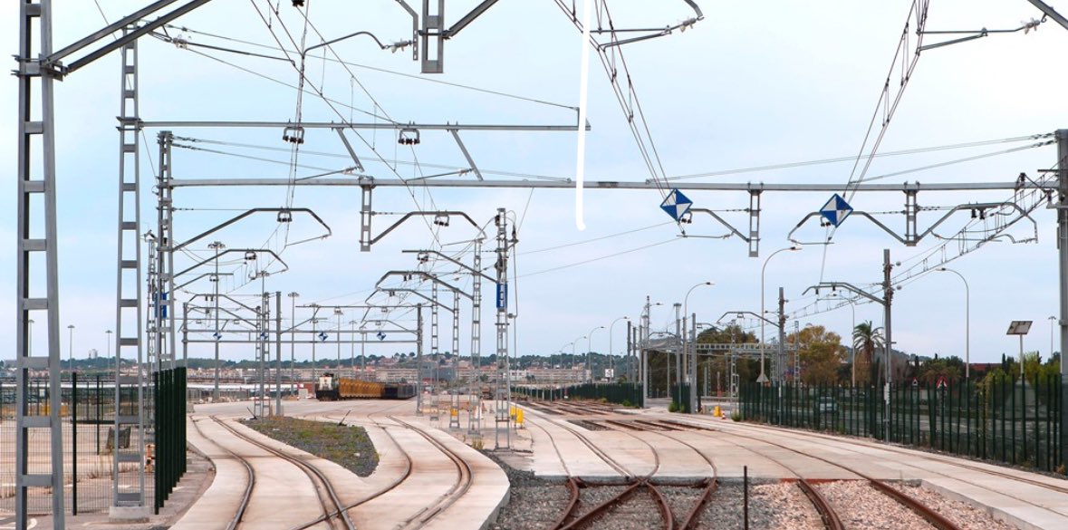 danielsenderos's tweet photo. Nos comprometimos para que Álava avanzase y gracias al trabajo del @psealava en Madrid y el Gobierno de @sanchezcastejon , Álava será un referente en logística en Europa gracias a la intermodal de Jundiz y gracias al impulso del Aeropuerto de Foronda DHL invertirá 40 millones para construir un hangar de reparación de aviones.
Álava gana competitividad, a la vez que sigue generando empleo.
#AlavaNuestraPrioridad