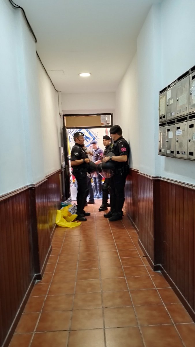 Pese al enorme esfuerzo de <a href="/InquilinatoMad/">Sindicato de Inquilinas e Inquilinos de Madrid</a> y los colectivos en lucha por el #DerechoALaVivienda hoy se ha ejecutado el desahucio de Zohra.

Grandes las personas que han puesto el cuerpo, el compañero que se ha descolgado, y todas las que luchan cada día contra los desahucios ✊🏽