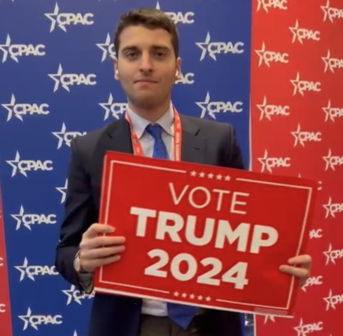 baffi_francesco's tweet photo. Ecco l'endorsement di un coglione fascista.
Batti giubi...lei.
Buona fortuna al truffatore mr. Trump! https://t.co/hqADG55a0L