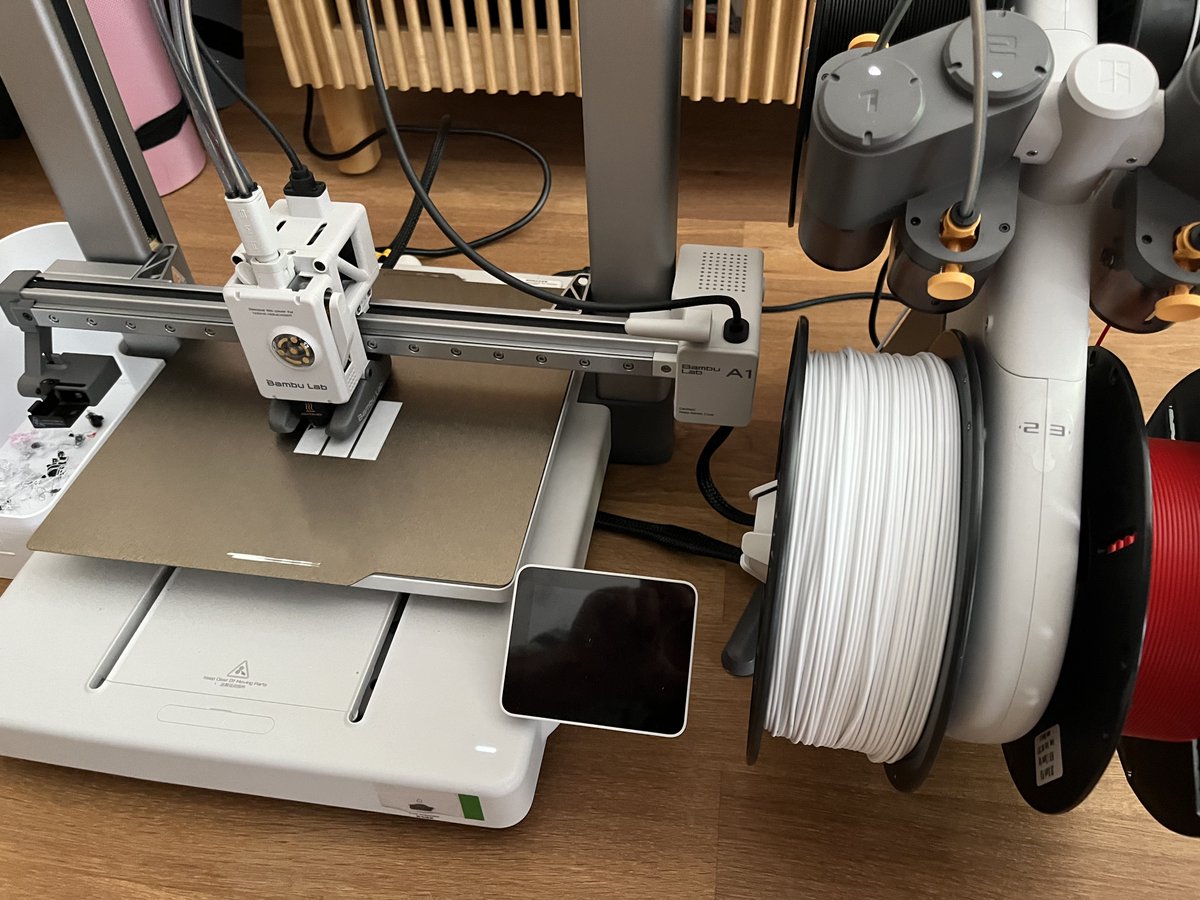 Lani sem si kupil prvi 3D printer (Ender 3 V2 NEO) in začel printat večinoma (z izjemami) ne toliko uporabne stvari. Odkar imam Bambu Lab A1 z AMS, da tiska z več barvami, pa je nastalo kar nekaj uporabnih izdelkov. 
Med drugim ploščica z imeni za <a href="/DellaSpina_si/">Della Spina</a>.