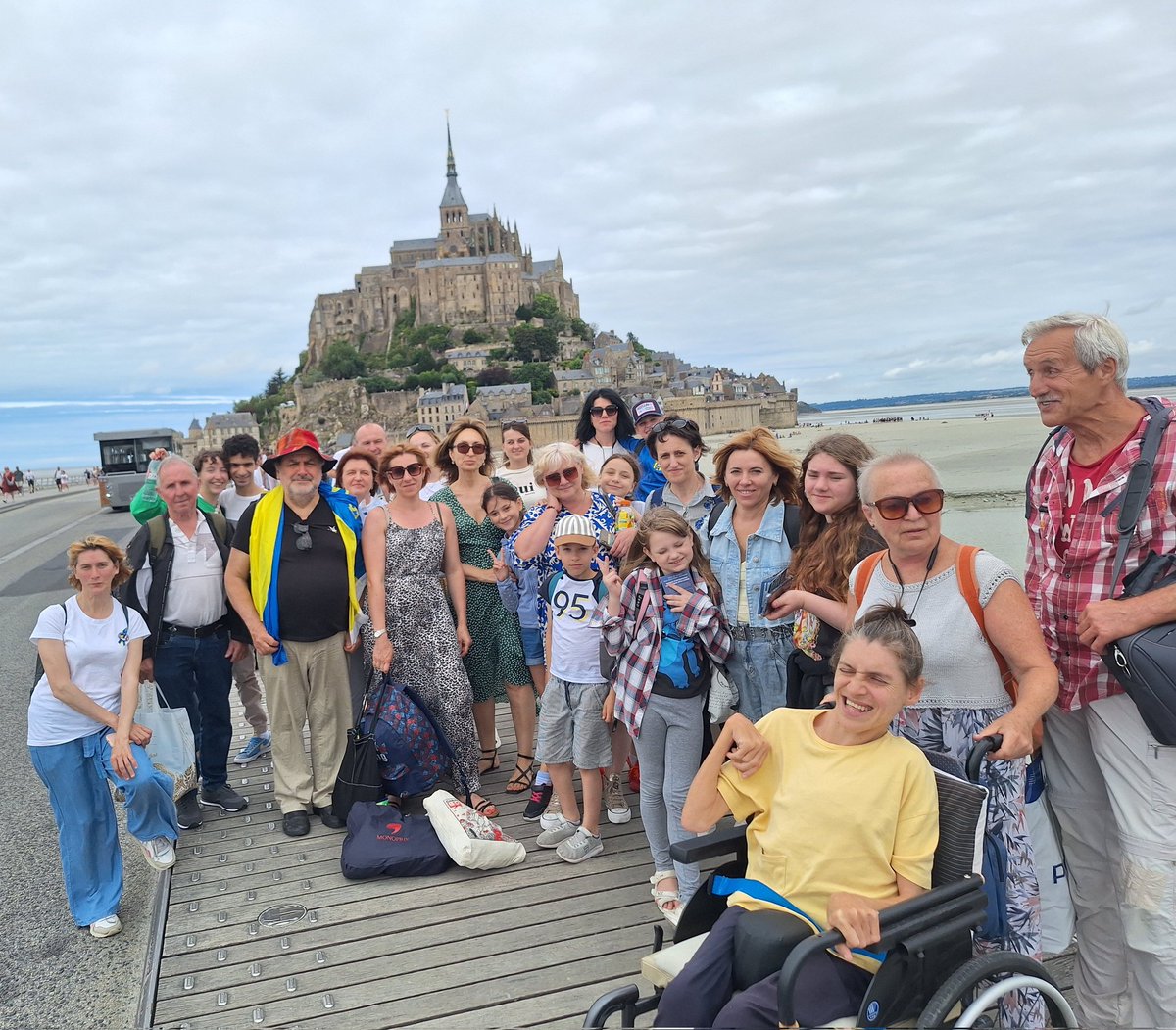 Quoi de plus symbolique qu'une excursion au Mont Saint-Michel avec les réfugiés ukrainiens pour signifier la solidarité qui s'est mise en place d'ouest en est contre la tyrannie et pour la culture européenne  #Ukraine️