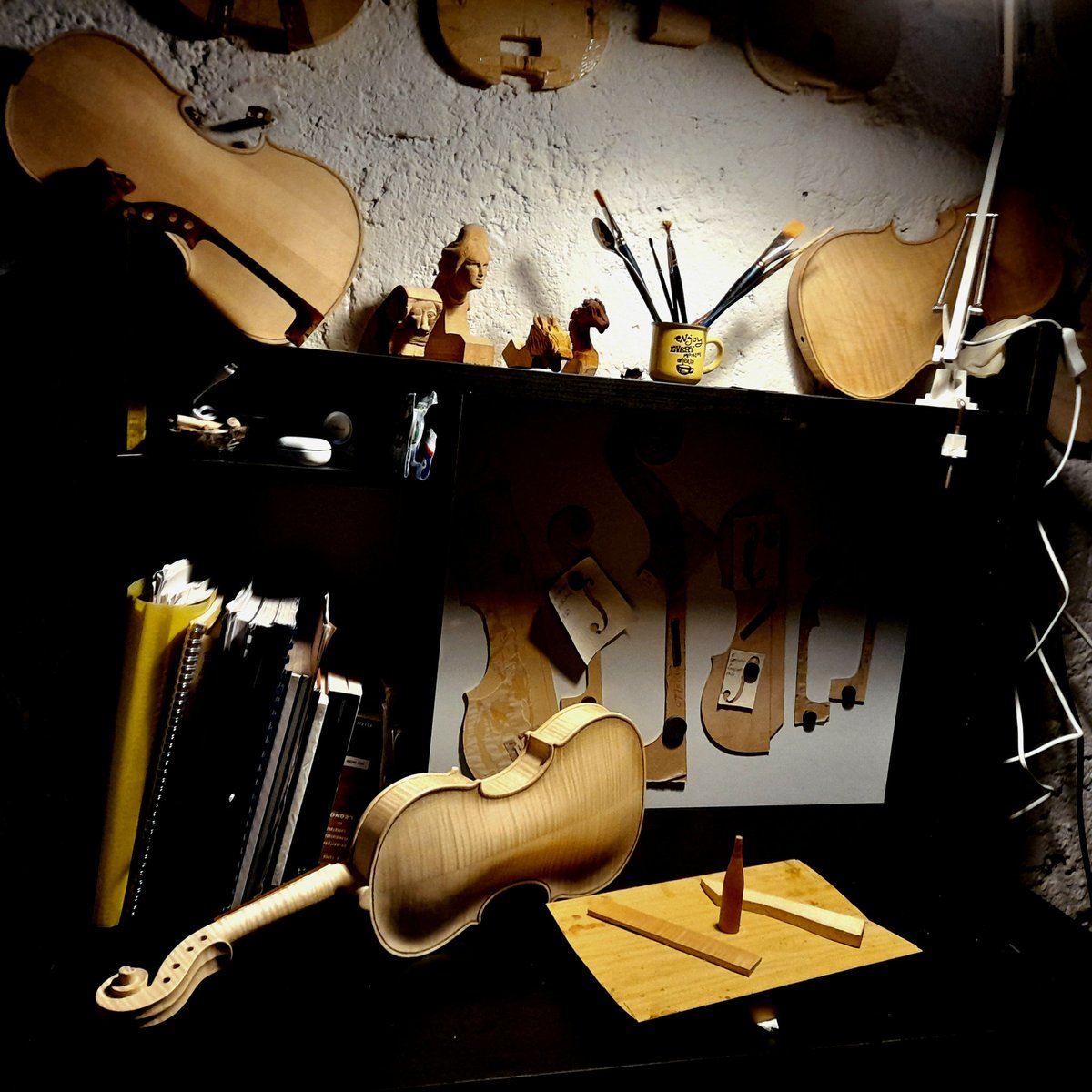 AndreaSamela's tweet photo. Verniciatura,  fase 1.

#violino #violin #violinogagliano #liuterianapoletana #vernice #varnish #varnishviolin https://t.co/KwREhEDKAd