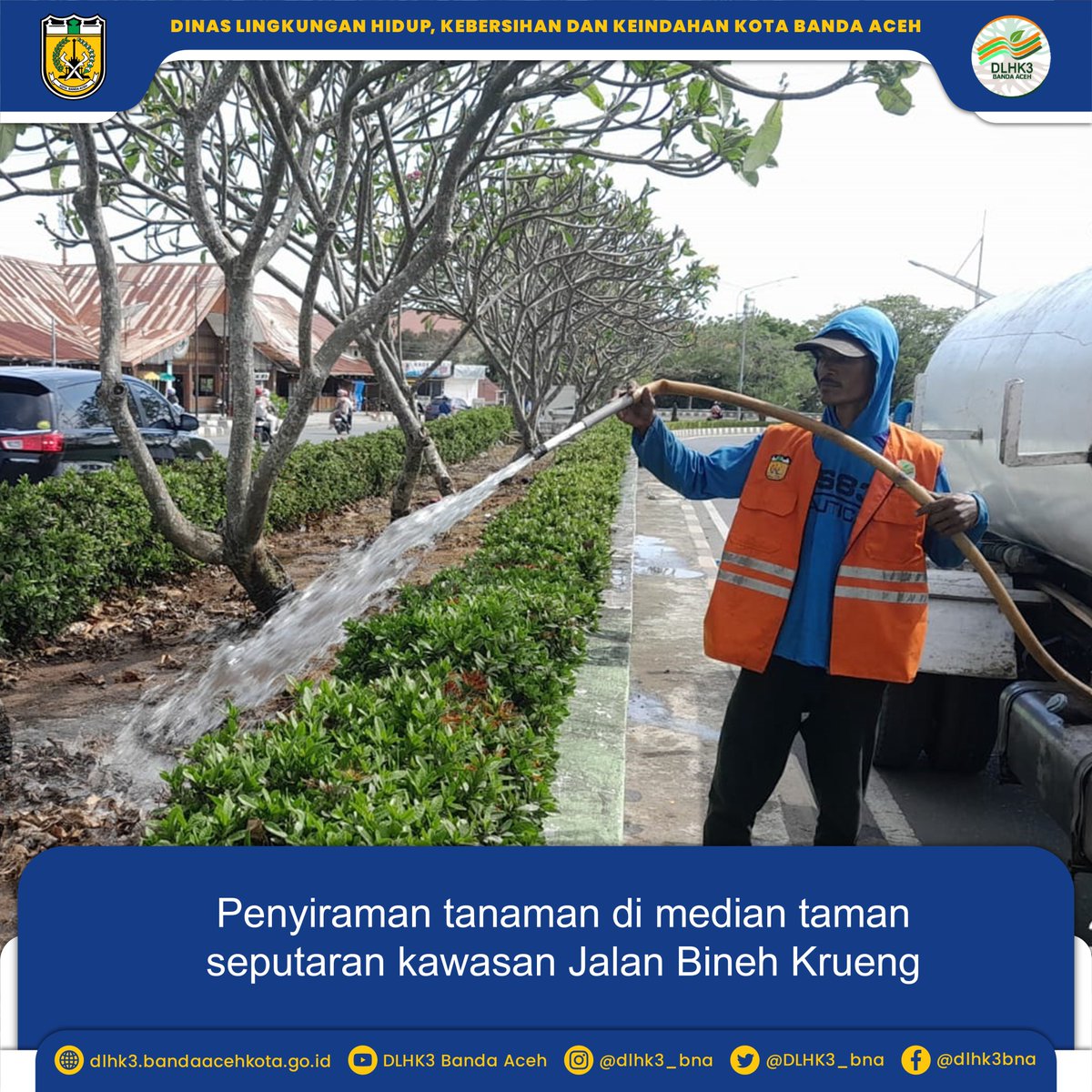 Selasa, (23/7/2024)| Kegiatan penyiraman tanaman di median taman sepanjang Jalan Bineh Krueng oleh petugas.