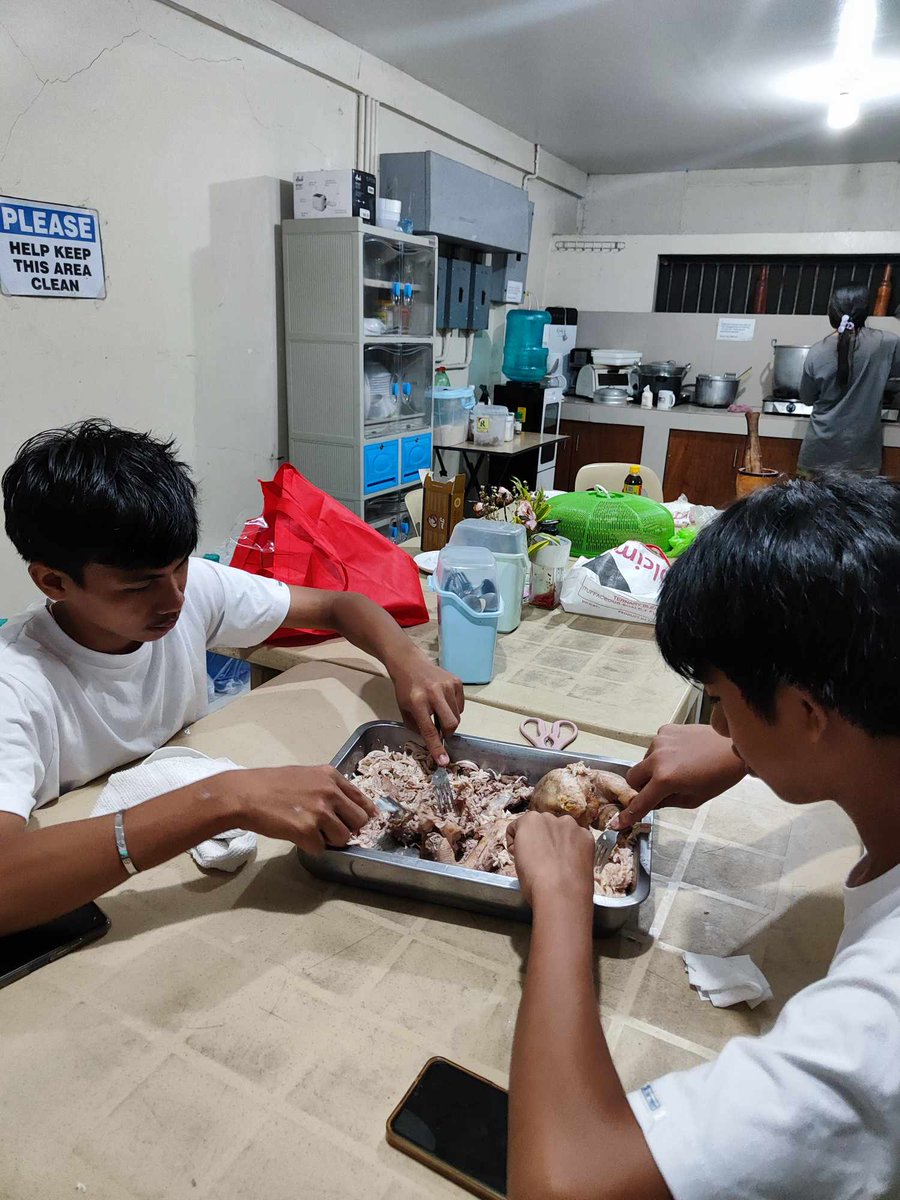GabrielaWomenPL's tweet photo. Kasalukuyang naghahanda ang mga volunteers ng Gabriela Women's Party ng pagkain para sa mga nasalanta ng Bagyong #CarinaPH 🍲 https://t.co/W3jEyrLsYb
