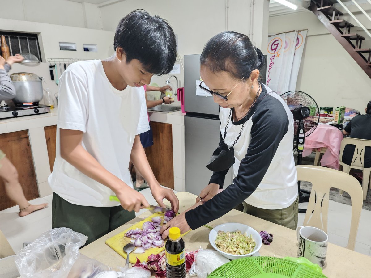 GabrielaWomenPL's tweet photo. Kasalukuyang naghahanda ang mga volunteers ng Gabriela Women's Party ng pagkain para sa mga nasalanta ng Bagyong #CarinaPH 🍲 https://t.co/W3jEyrLsYb