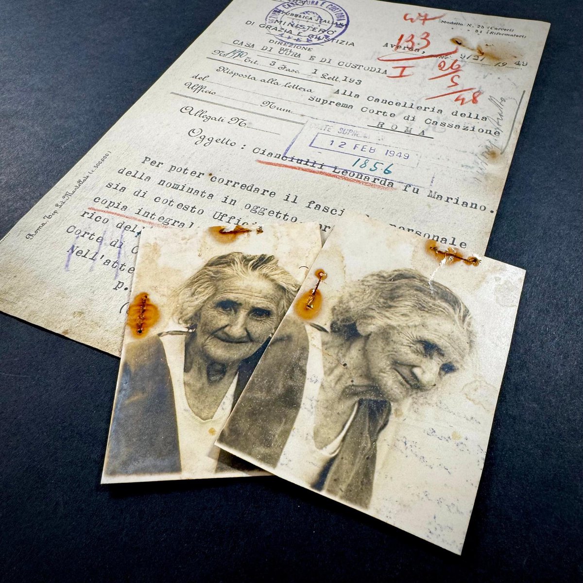 Ebbene sì, queste sono le famose foto che conserviamo della serial killer per eccellenza del crimine italiano, Leonarda Cianciulli, la “saponificatrice di Correggio”, colpevole di aver assassinato tre amiche, fatte a pezzi e sciolte nella soda caustica per farne saponette.