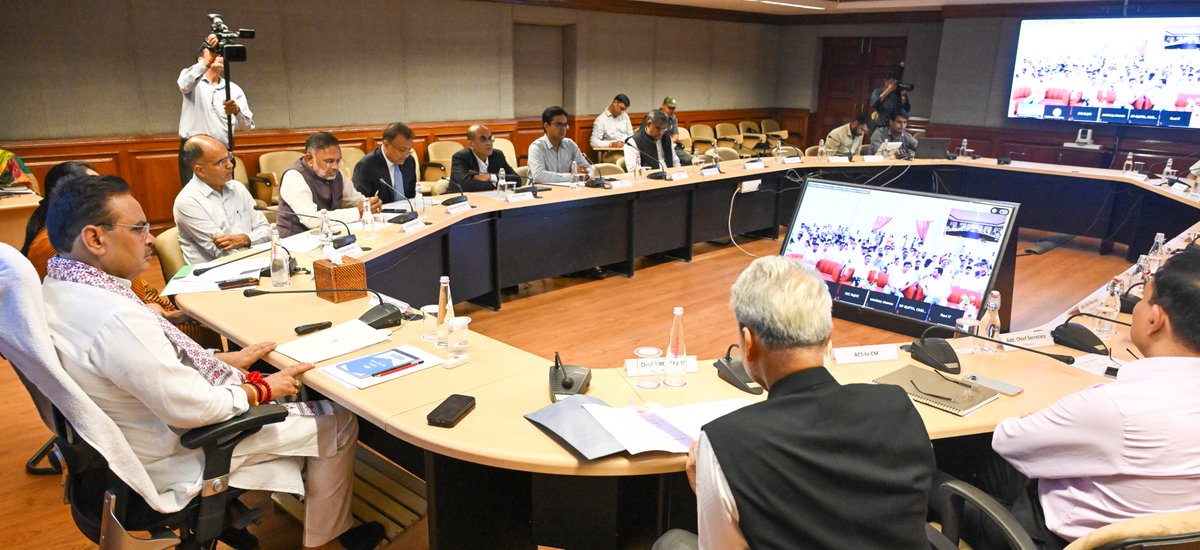 प्रगति की स्वर्णिम गाथा लिख रहा नया राजस्थान...

'आपणो अग्रणी राजस्थान' के विजन के अनुरूप आज जैसलमेर में 400 मेगावाट क्षमता के सौर ऊर्जा संयंत्र का उद्घाटन किया व आवास और शहरी विकास निगम (हुडको) के साथ महत्वपूर्ण समझौता ज्ञापन (एमओयू) पर हस्ताक्षर किए गए। इस समझौते के अंतर्गत