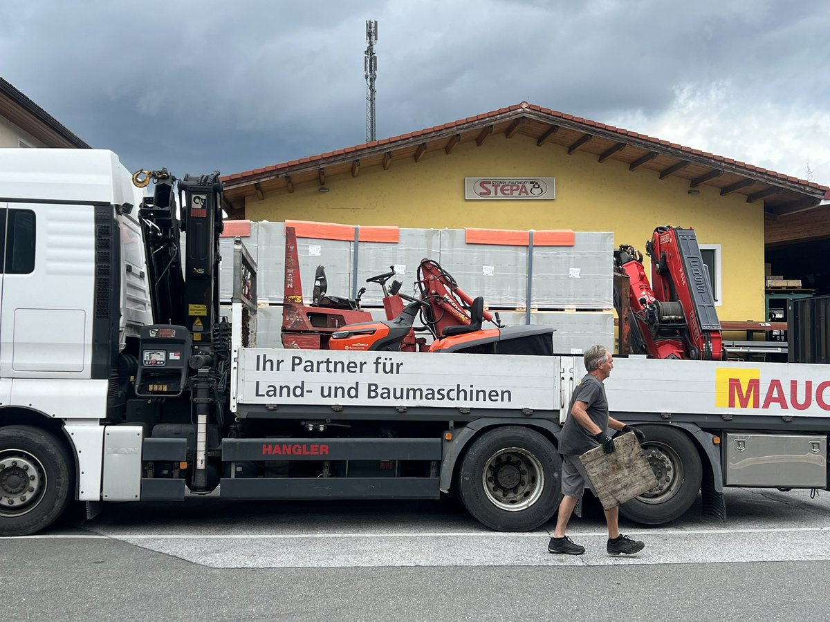 jppaleng's tweet image. エプシロンの工場に引き取りに来たトレーラーに取り付けてあるクレーンが

#HIAB #FASSI  という奇跡のコラボレーション。