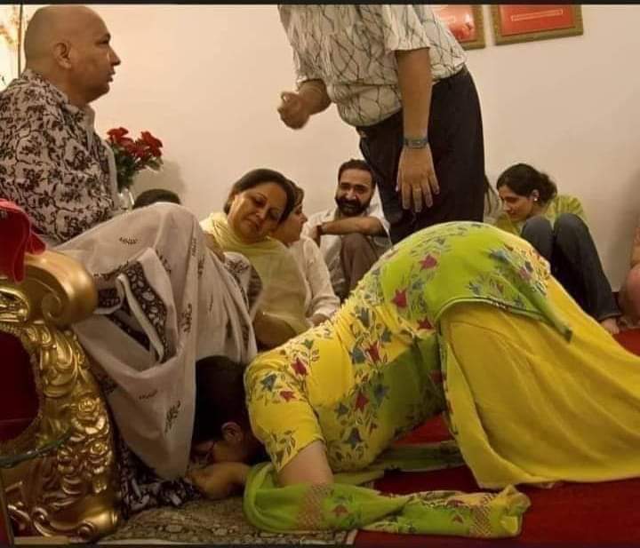 KomalVermaa2's tweet photo. अगर ये पॉजीशन दीदी ने पति के सामने बनाई होती तो पति भी खुश होता और ये भी खुश रहती और पति पत्नी खुश हों तो बच्चे और पूरा परिवार खुश होता है 

लेकिन नही जी इन्हें तो पति से कलेश करके बाबा जी के सामने घोड़ी बनना है पति से ज्यादा बाबा जी को खुश करना है 😐 https://t.co/Iv2wzgQiZR