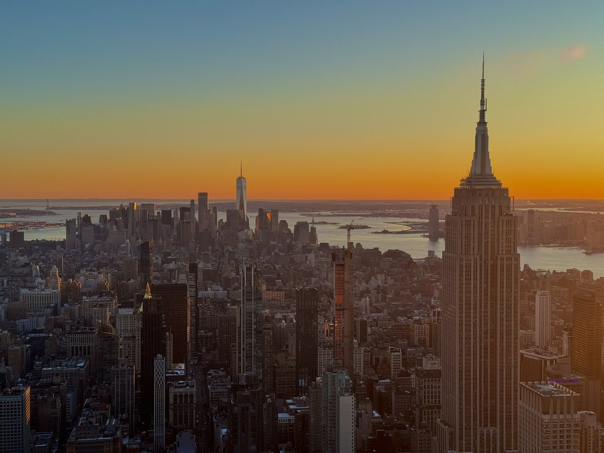 herintheroom's tweet photo. Les couchers de soleil incroyables de New York 🚀 https://t.co/xJCuCzUMIN