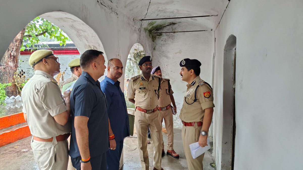 Jhansi Police (@jhansipolice) on Twitter photo #JhansiPolice
DIG <a href="/rangejhansi/">DIG RANGE JHANSI</a> рдПрд╡рдВрдВ @SSPjhansi рджреНрд╡рд╛рд░рд╛ рдПрд▓.рдЖрдИ.рдпреВ. рдХрд╛рд░реНрдпрд╛рд▓рдп рдХрд╛ рд╡рд╛рд░реНрд╖рд┐рдХ рдирд┐рд░реАрдХреНрд╖рдг рдХрд┐рдпрд╛ рдЧрдпрд╛ред
рд╕рдВрдмрдВрдзрд┐рдд рдХреЛ рдкрд░рд┐рд╕рд░ рдХреА рд╕рд╛рдл рд╕рдлрд╛рдИ, рдЕрднрд┐рд▓реЗрдЦреЛрдВ рдХреЗ рд░рдЦ рд░рдЦрд╛рд╡ рдЖрджрд┐ рдХреЗ рд╕рдВрдмрдВрдз рдореЗрдВ рдЖрд╡рд╢реНрдпрдХ рдирд┐рд░реНрджреЗрд╢ рджрд┐рдП рдЧрдПред
<a href="/Uppolice/">UP POLICE</a> #JhansiPolice
DIG <a href="/rangejhansi/">DIG RANGE JHANSI</a> рдПрд╡рдВрдВ @SSPjhansi рджреНрд╡рд╛рд░рд╛ рдПрд▓.рдЖрдИ.рдпреВ. рдХрд╛рд░реНрдпрд╛рд▓рдп рдХрд╛ рд╡рд╛рд░реНрд╖рд┐рдХ рдирд┐рд░реАрдХреНрд╖рдг рдХрд┐рдпрд╛ рдЧрдпрд╛ред
рд╕рдВрдмрдВрдзрд┐рдд рдХреЛ рдкрд░рд┐рд╕рд░ рдХреА рд╕рд╛рдл рд╕рдлрд╛рдИ, рдЕрднрд┐рд▓реЗрдЦреЛрдВ рдХреЗ рд░рдЦ рд░рдЦрд╛рд╡ рдЖрджрд┐ рдХреЗ рд╕рдВрдмрдВрдз рдореЗрдВ рдЖрд╡рд╢реНрдпрдХ рдирд┐рд░реНрджреЗрд╢ рджрд┐рдП рдЧрдПред
<a href="/Uppolice/">UP POLICE</a>