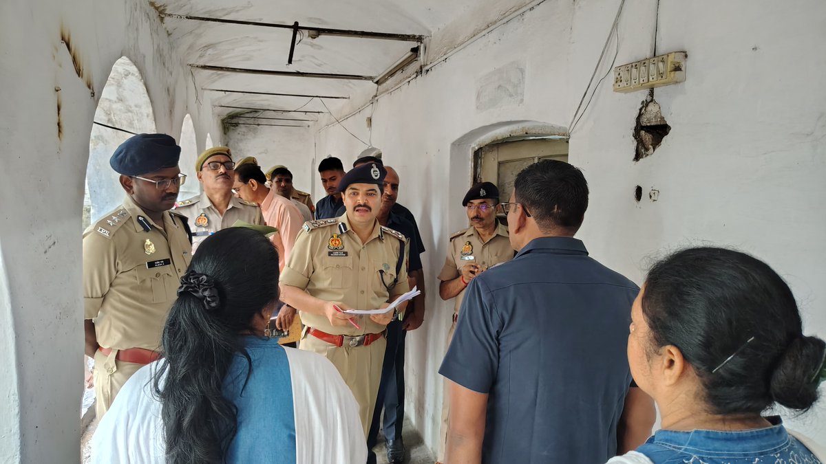 jhansipolice's tweet photo. #JhansiPolice
      DIG @rangejhansi एवंं @SSPjhansi द्वारा एल.आई.यू. कार्यालय का वार्षिक निरीक्षण किया गया। 
      संबंधित को परिसर की साफ सफाई, अभिलेखों के रख रखाव आदि के संबंध में आवश्यक निर्देश दिए गए। 
@Uppolice https://t.co/k1SF1GNMlU