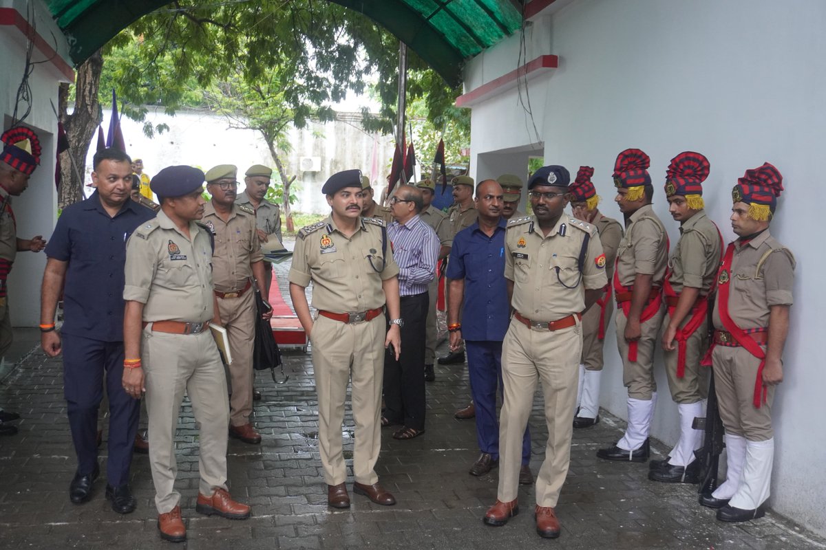 jhansipolice's tweet photo. #JhansiPolice
      DIG @rangejhansi एवंं @SSPjhansi द्वारा एल.आई.यू. कार्यालय का वार्षिक निरीक्षण किया गया। 
      संबंधित को परिसर की साफ सफाई, अभिलेखों के रख रखाव आदि के संबंध में आवश्यक निर्देश दिए गए। 
@Uppolice https://t.co/k1SF1GNMlU